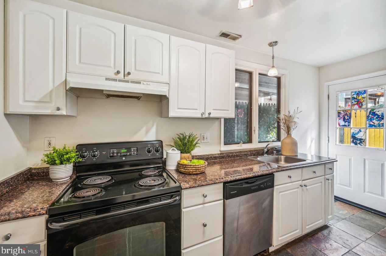 911 Baylis St, Baltimore MD  21224-5241 exterior