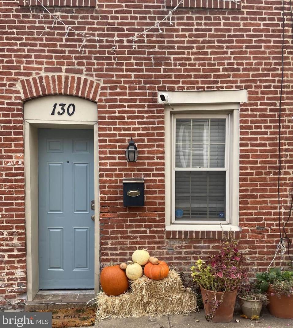130 Chapel St, Baltimore MD  21231-1905 exterior