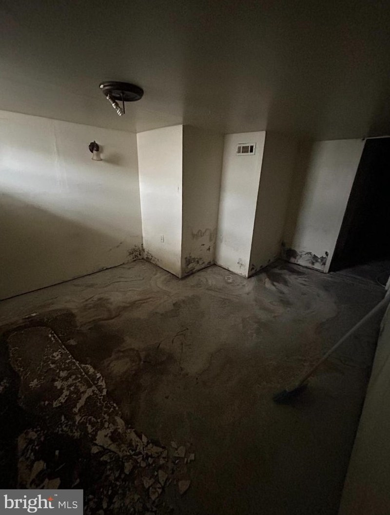 3705 10th St, Baltimore MD  21225-2220 exterior