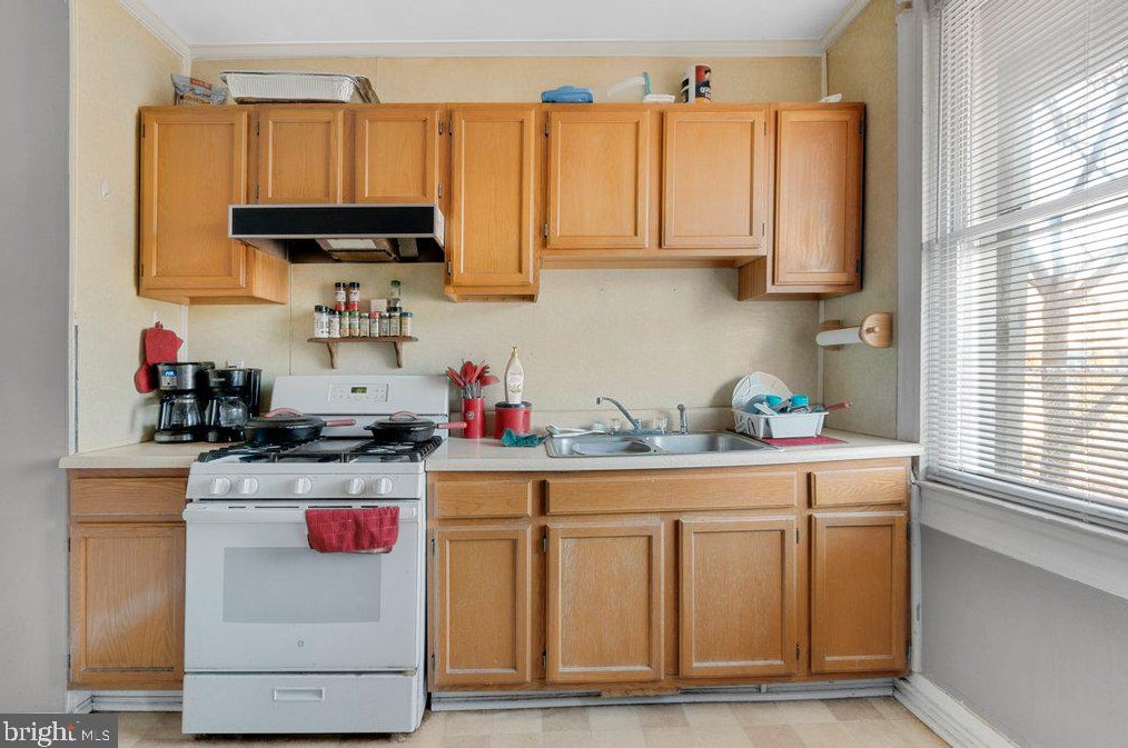 2709 Howard St, Baltimore MD  21218-4310 exterior