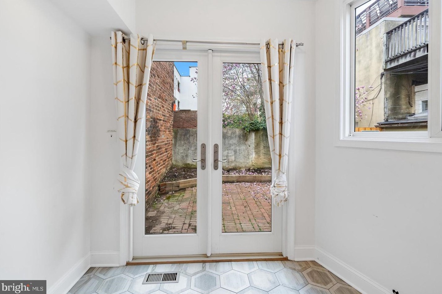 902 Harden Ct, Baltimore MD 21230-4014 exterior