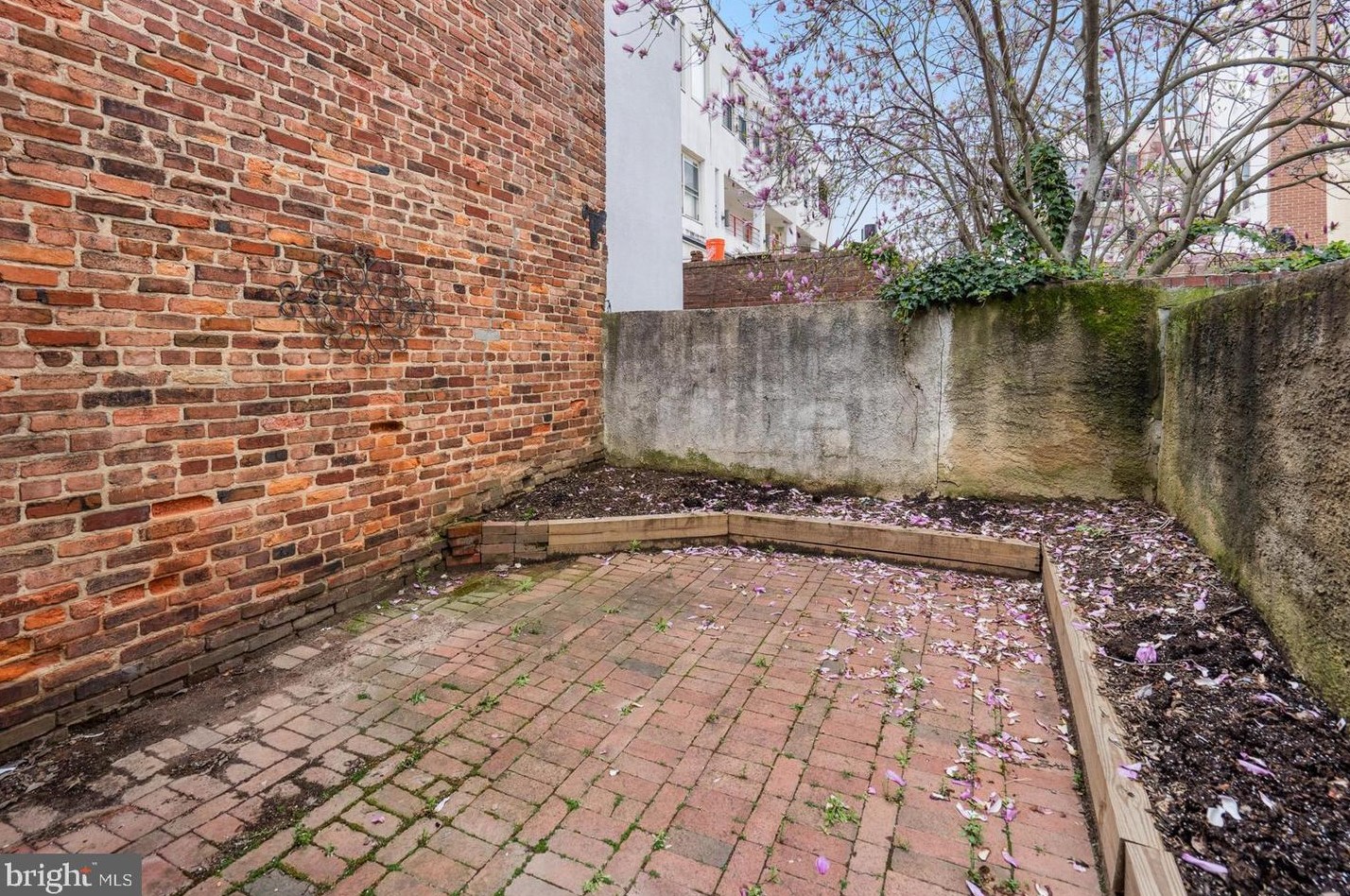 902 Harden Ct, Baltimore MD 21230-4014 exterior