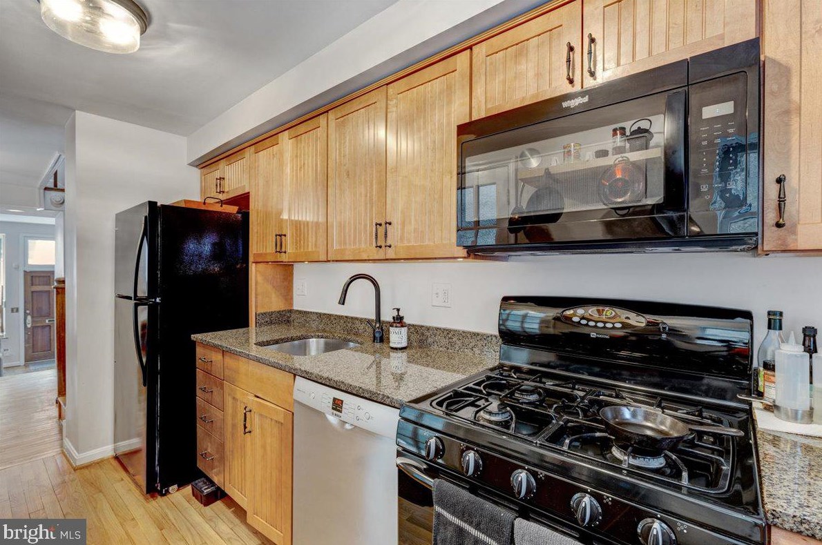 723 Hanover St, Baltimore MD  21230-3832 exterior
