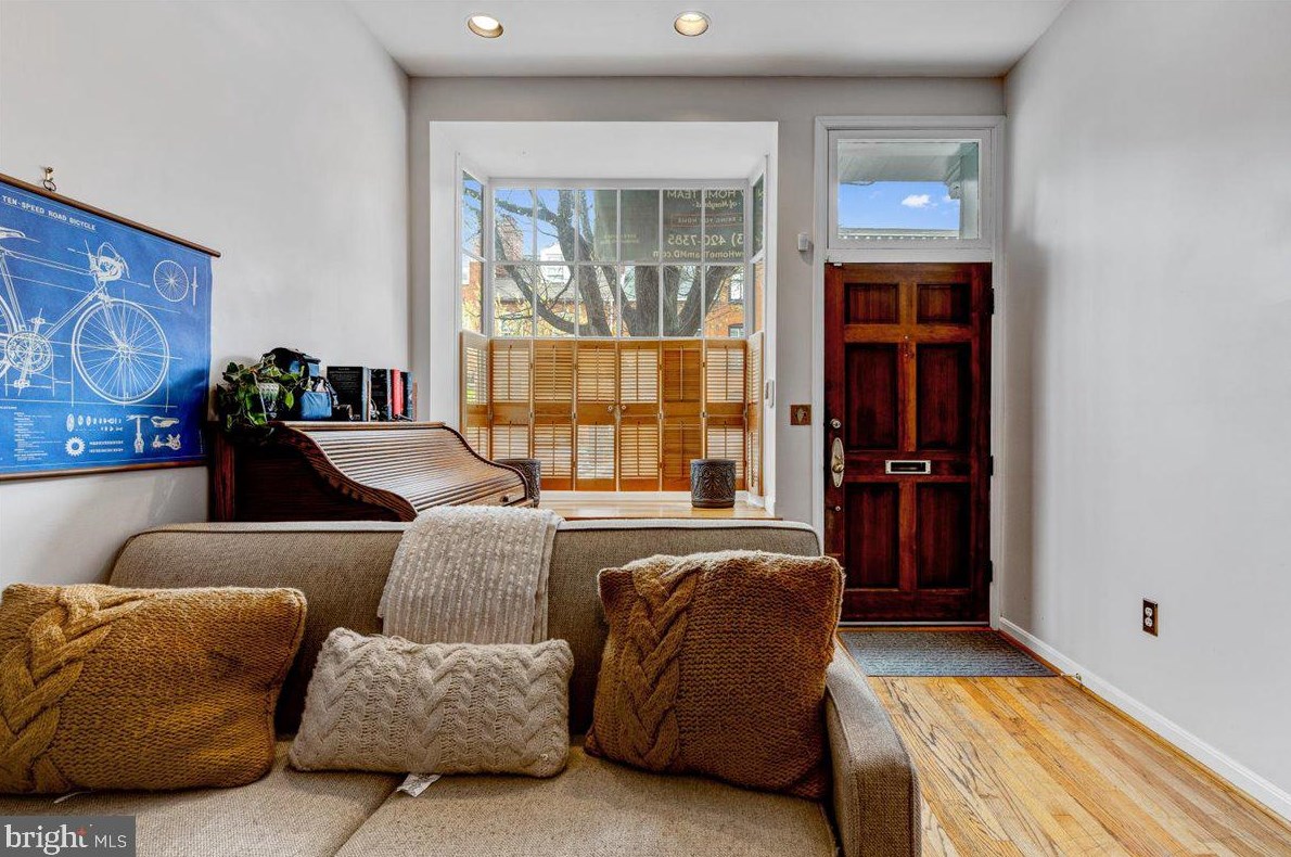 723 Hanover St, Baltimore MD  21230-3832 exterior