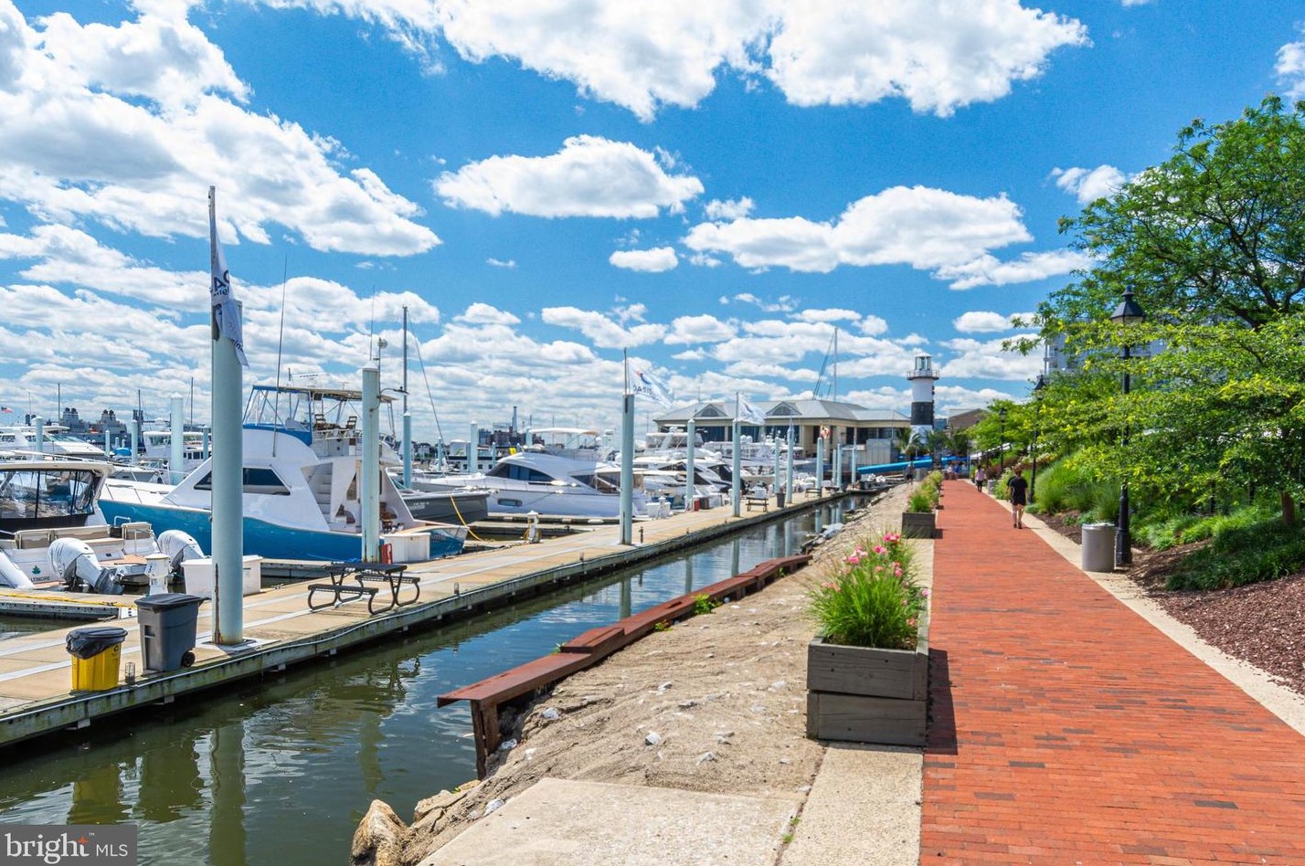 2702 Lighthouse Pt, Baltimore MD 21224-4759 exterior