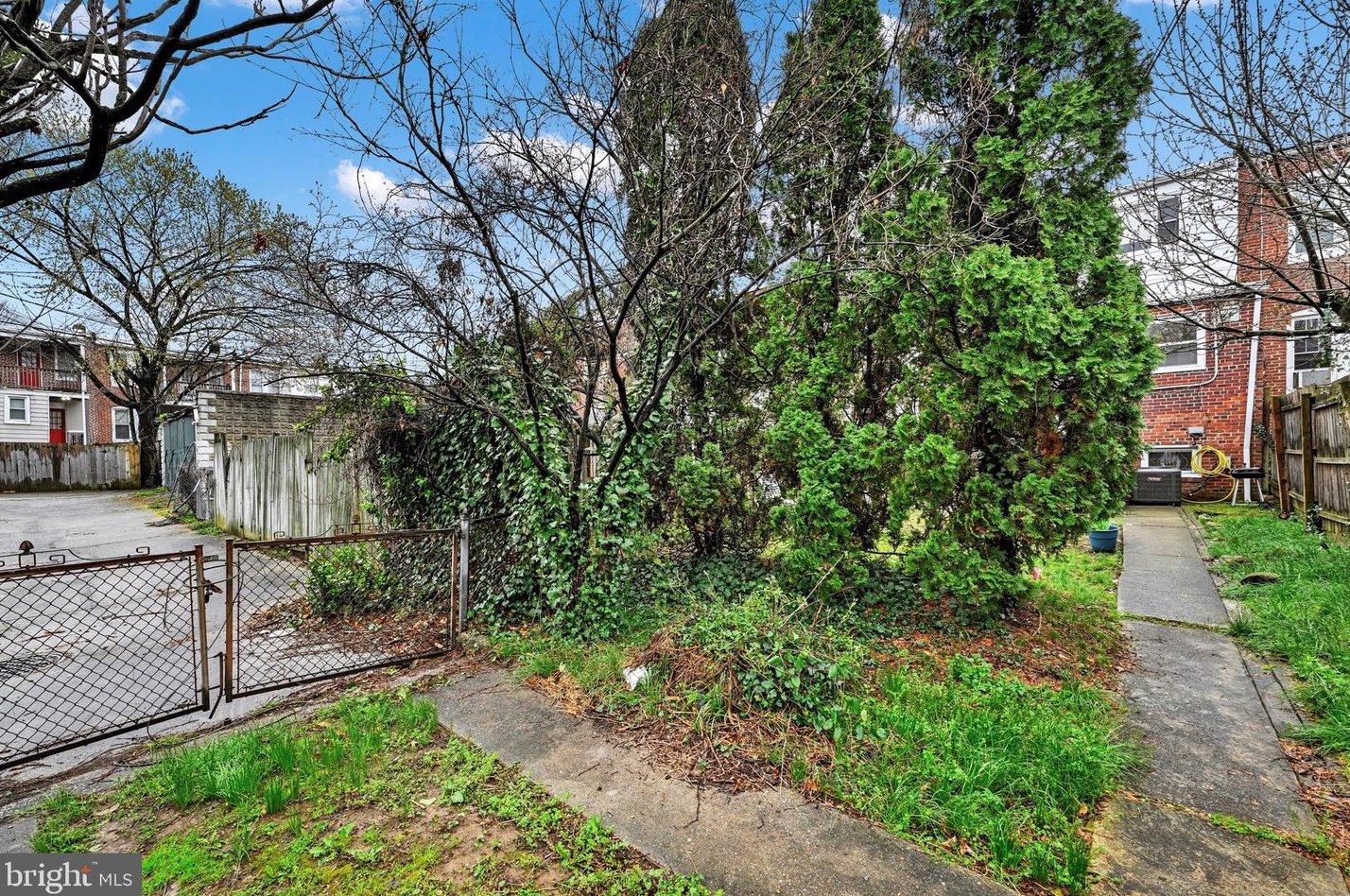 818 35th St, Baltimore MD  21218-2930 exterior