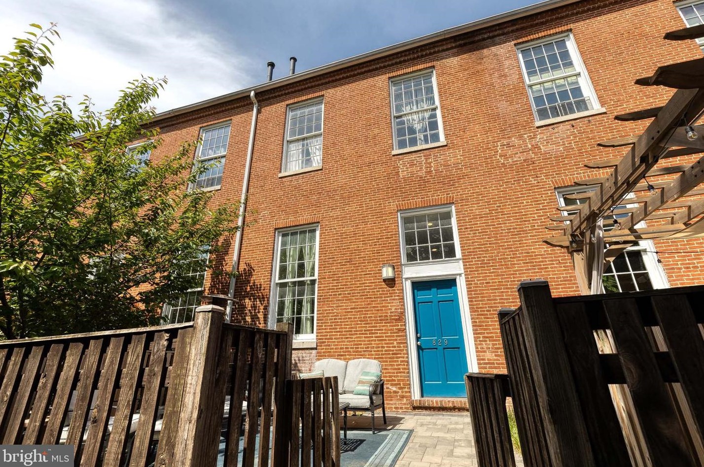 829 Sharp St, Baltimore MD 21201-2413 exterior