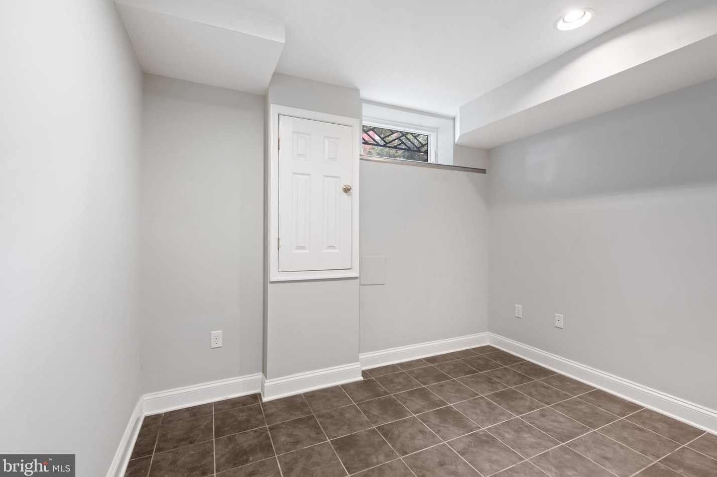 406 Robinson St, Baltimore MD 21224-4929 exterior