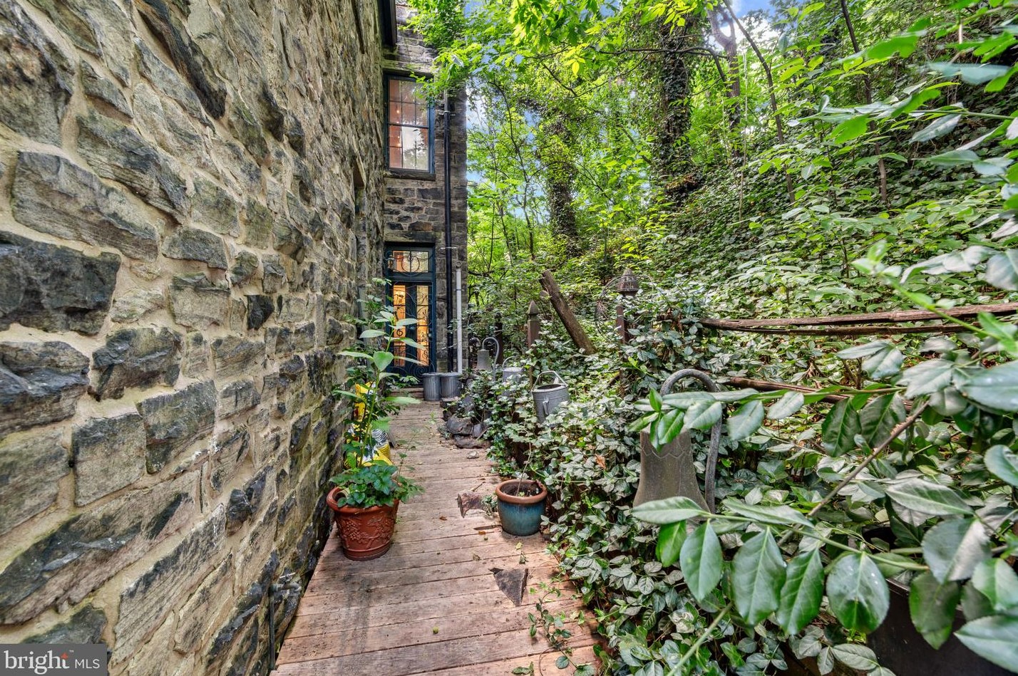 616 Reservoir St, Baltimore MD  21217-4823 exterior