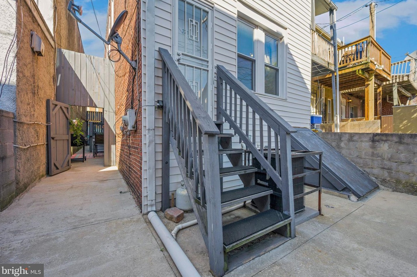 221 Lakewood Ave, Baltimore MD 21224-1143 exterior