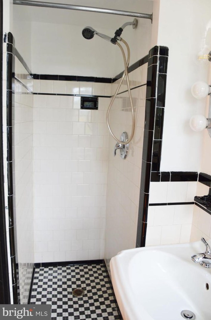 1522 Roundhill Rd, Baltimore MD  21218-2211 exterior