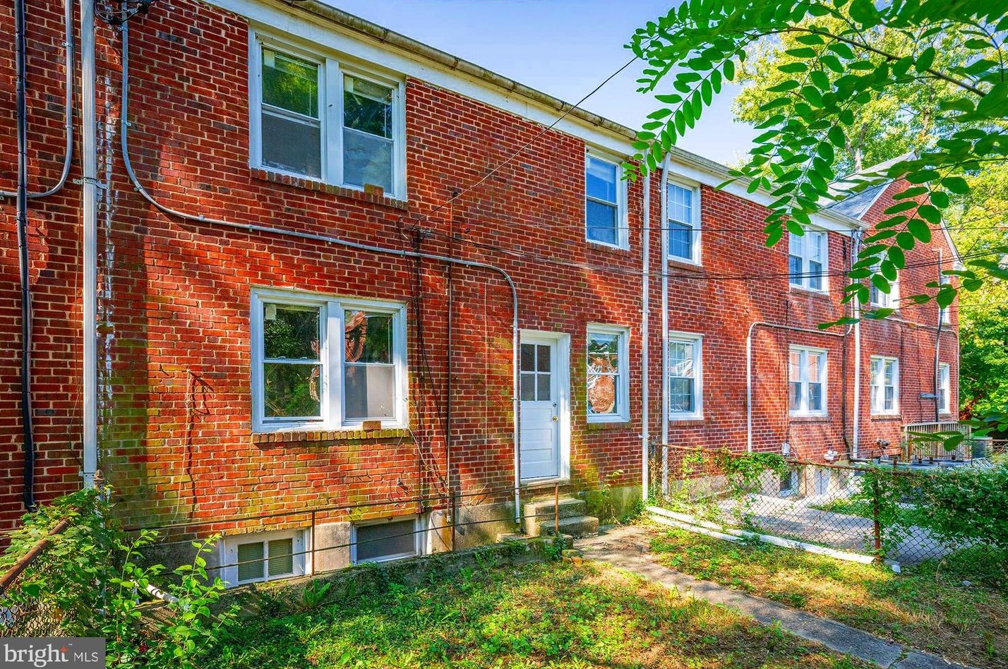 6103 Chinquapin Pkwy, Baltimore MD 21239-1944 exterior