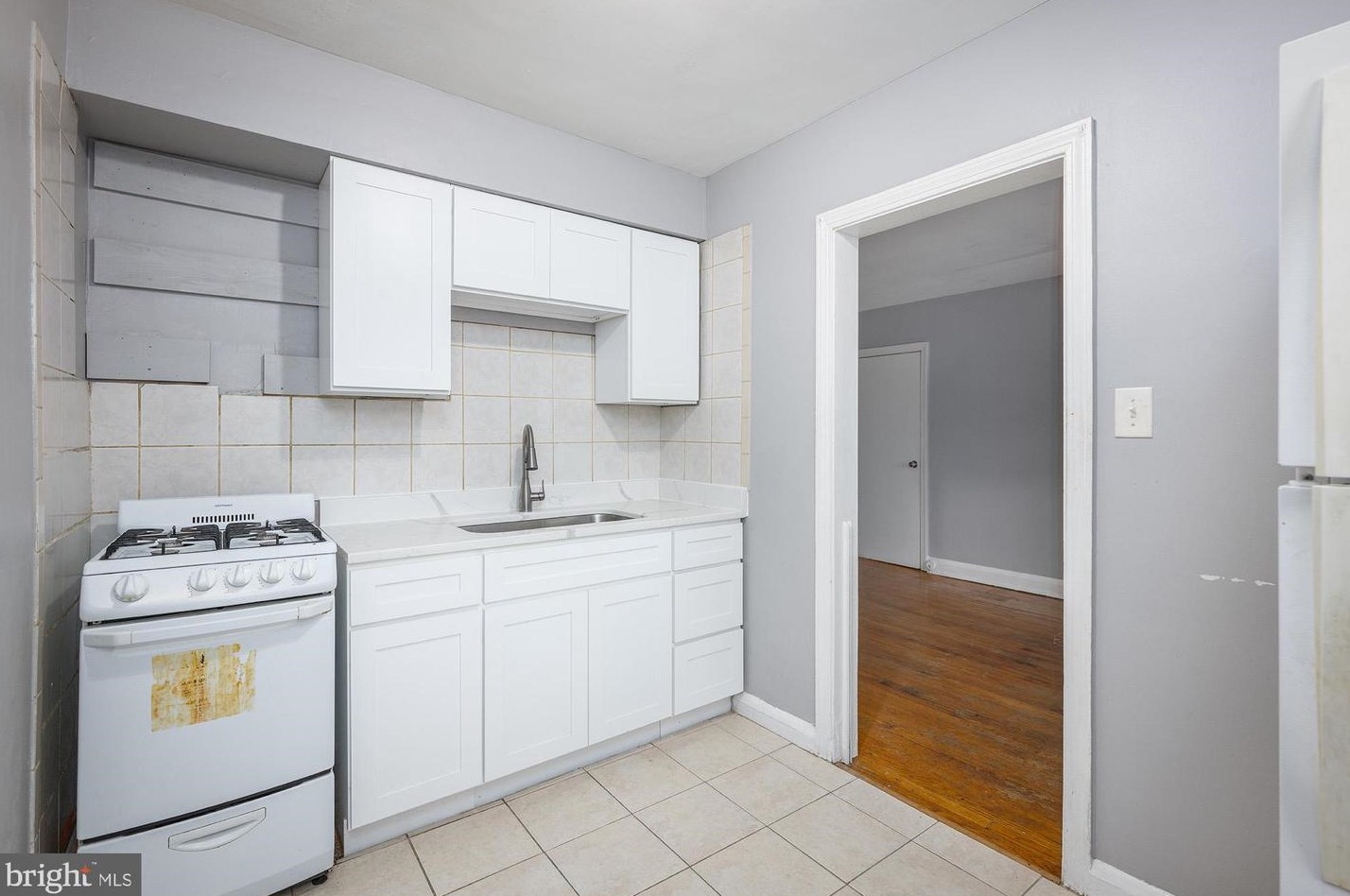 6103 Chinquapin Pkwy, Baltimore MD 21239-1944 exterior