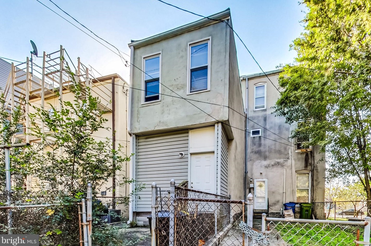 212 22 St, Baltimore MD 21218-5832 exterior