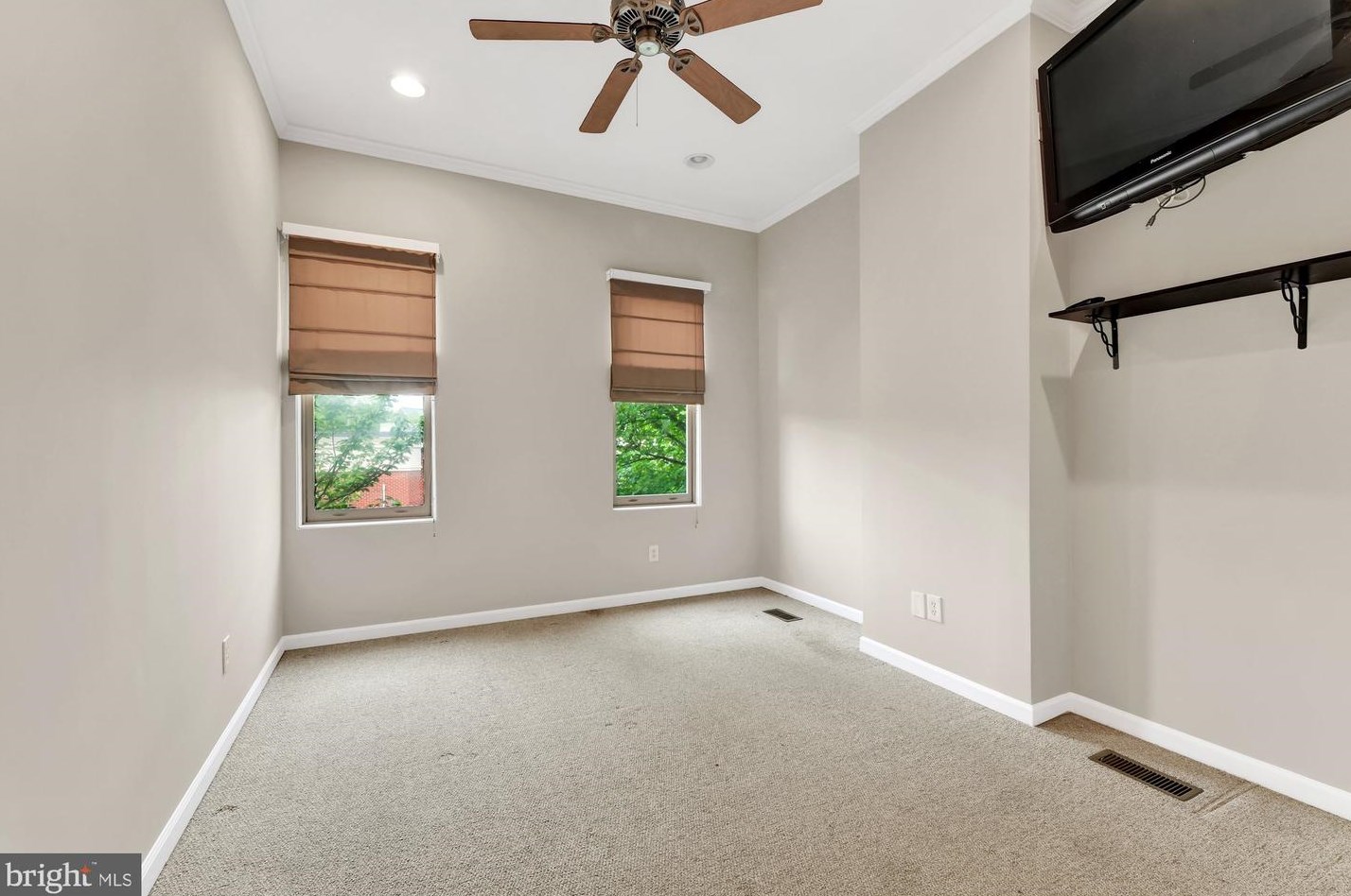 827 Montford Ave, Baltimore MD  21205-1619 exterior