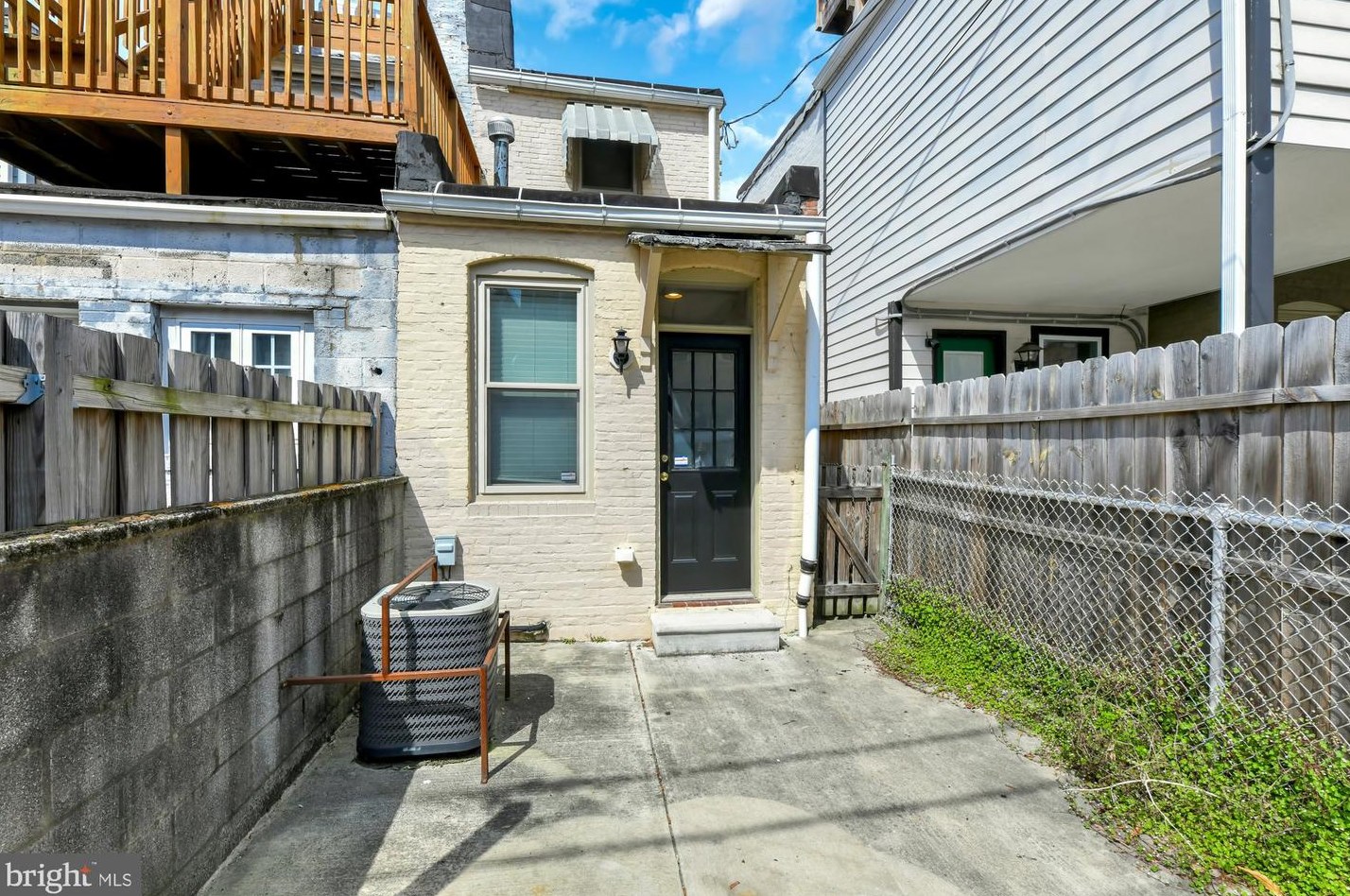 827 Montford Ave, Baltimore MD  21205-1619 exterior