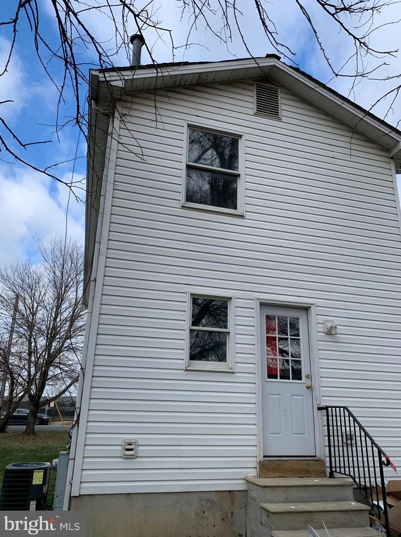 27 Maryland Ave, Baltimore MD 21228-3240 exterior