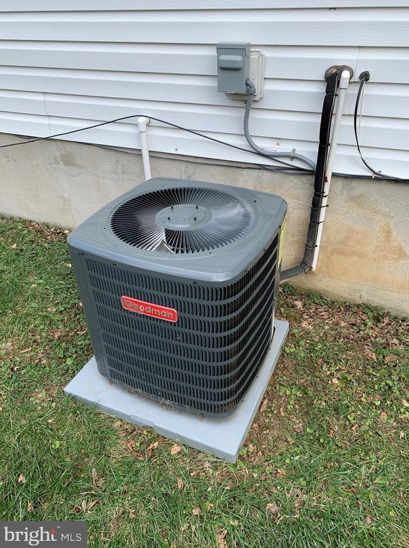 27 Maryland Ave, Baltimore MD 21228-3240 exterior