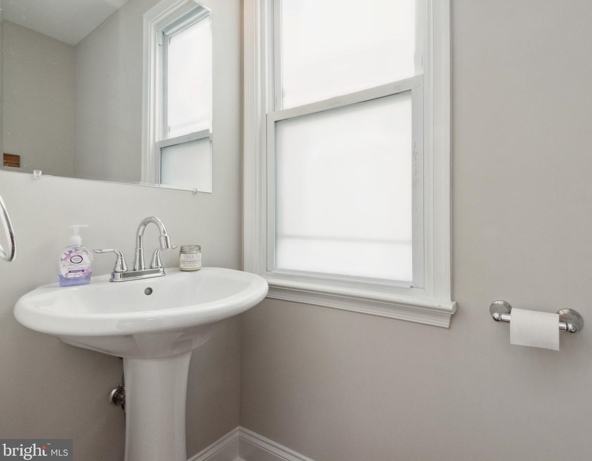 52 Mellor Ave, Baltimore MD 21228-5105 exterior