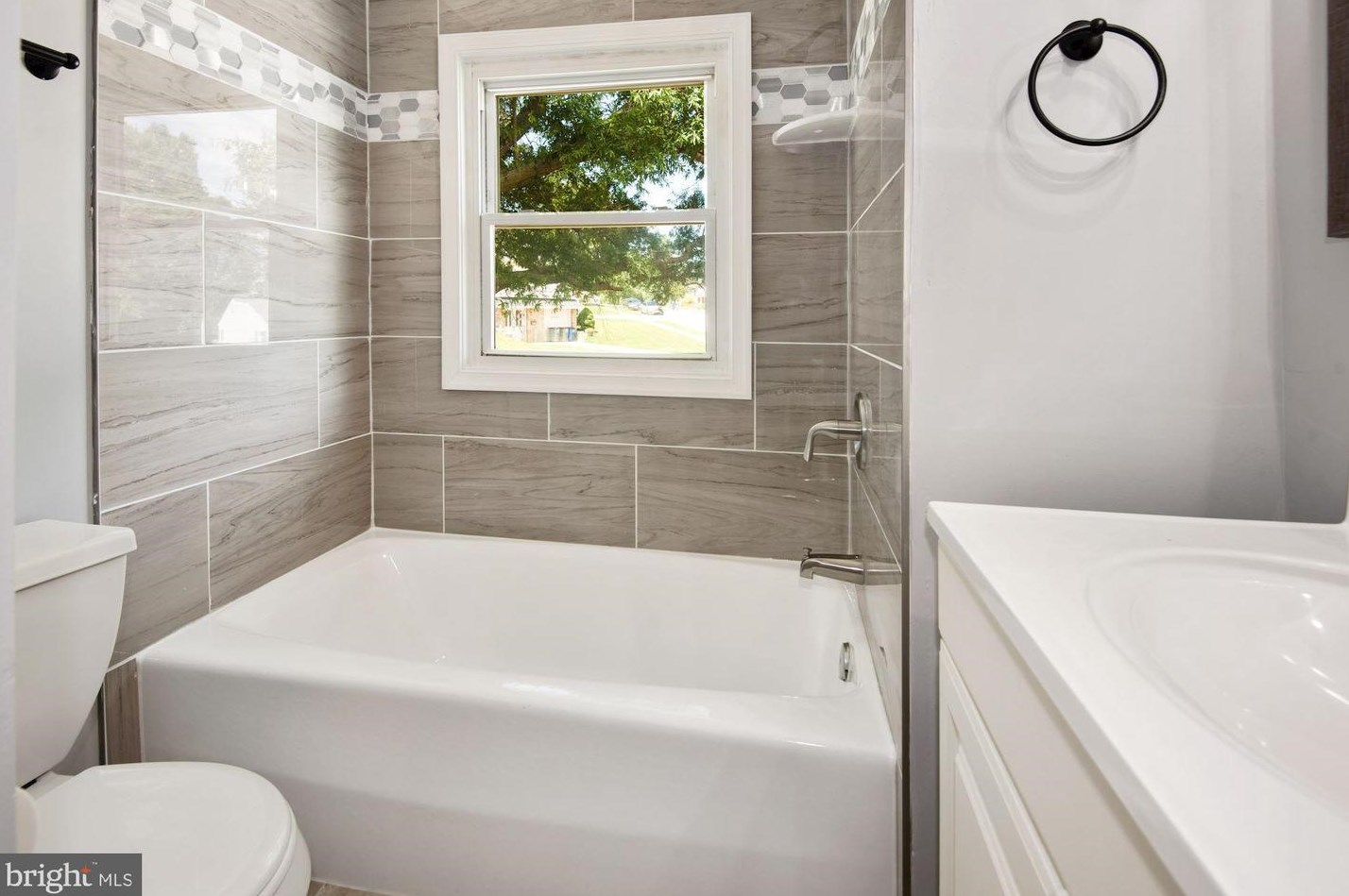 5820 Heron Dr, Baltimore MD  21227-4317 exterior