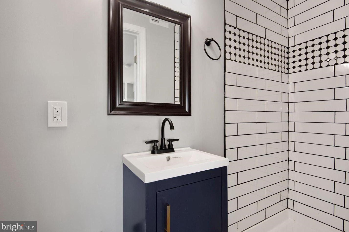 5820 Heron Dr, Baltimore MD  21227-4317 exterior