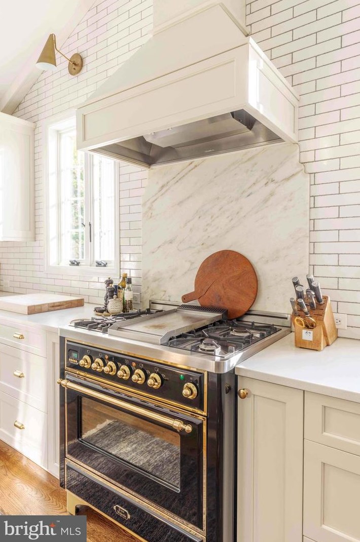 6421 Murray Hl Rd, Baltimore MD 21212-1028 exterior