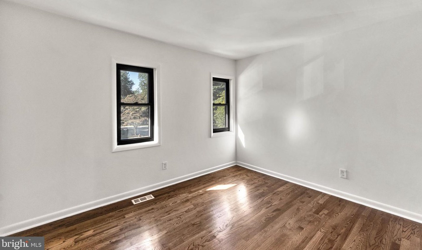 6118 Buckingham Mnr Dr, Baltimore MD 21210-1004 exterior