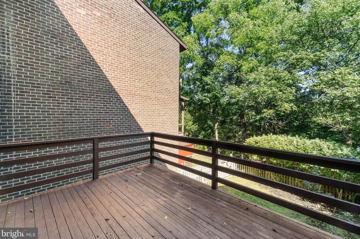 6118 Buckingham Mnr Dr, Baltimore MD 21210-1004 exterior