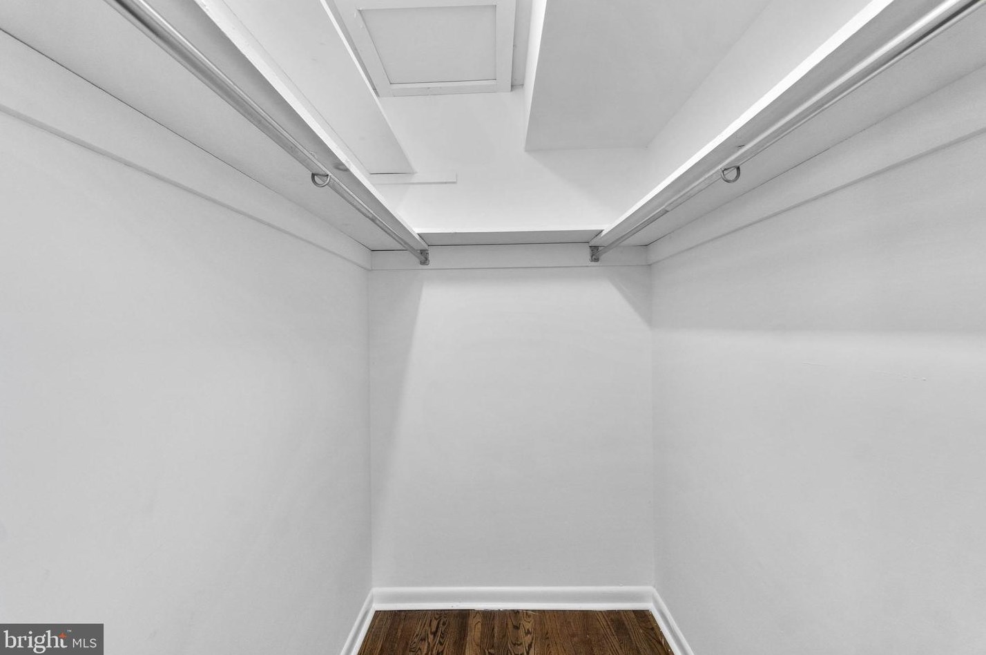 6118 Buckingham Mnr Dr, Baltimore MD 21210-1004 exterior