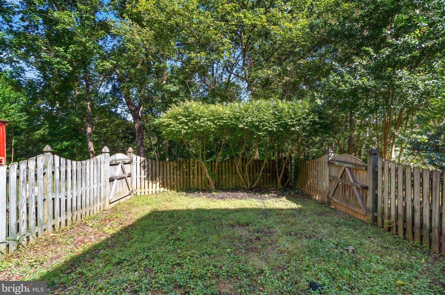 6118 Buckingham Mnr Dr, Baltimore MD 21210-1004 exterior