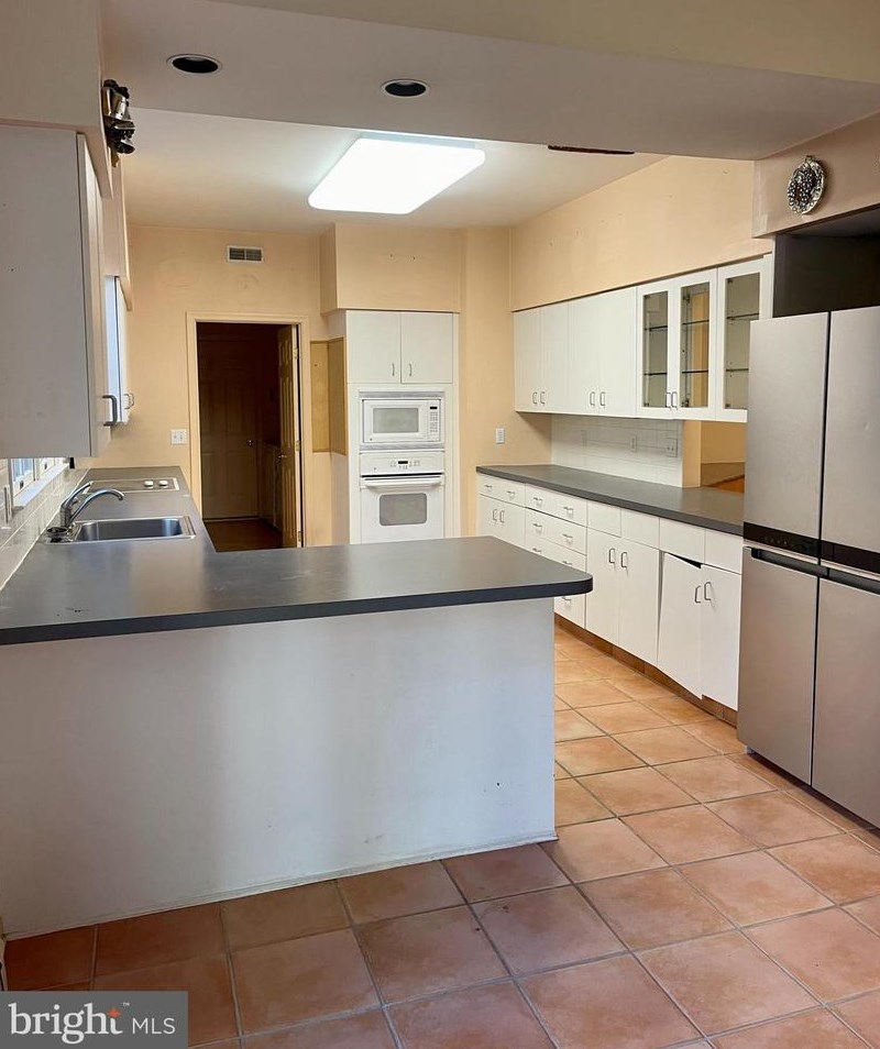 18 Stone Gate Ct, Baltimore MD  21208-1000 exterior