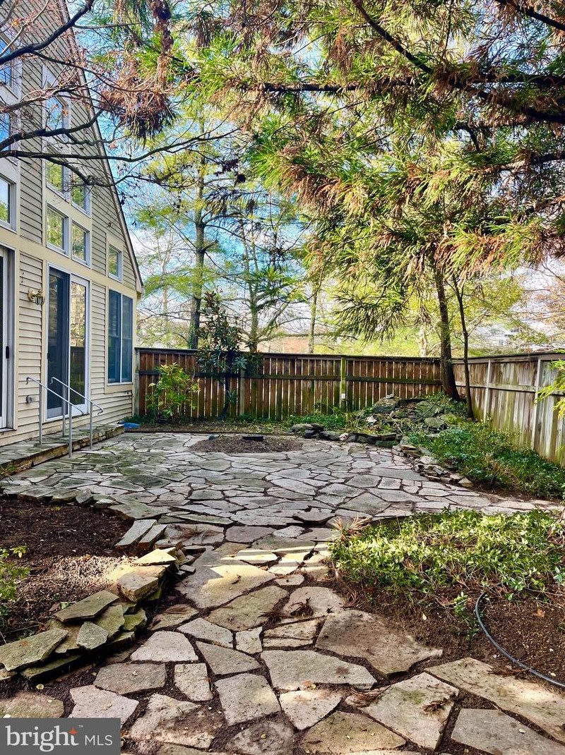 18 Stone Gate Ct, Baltimore MD  21208-1000 exterior