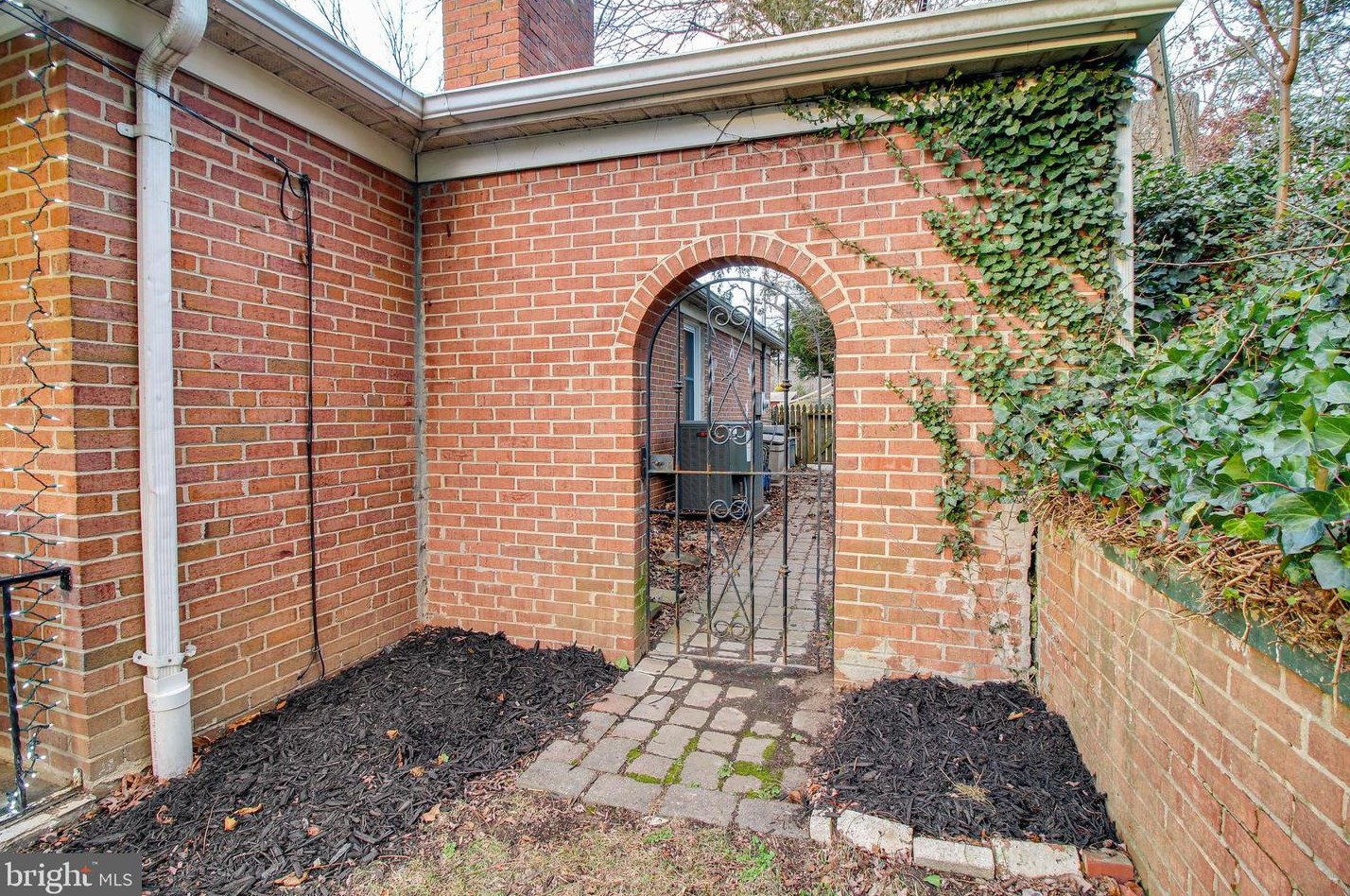 1912 Rockwell Ave, Baltimore MD  21228-4244 exterior