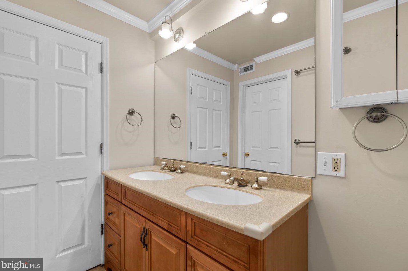 216 Vale Crest Ct, Baltimore MD  21221-4700 exterior