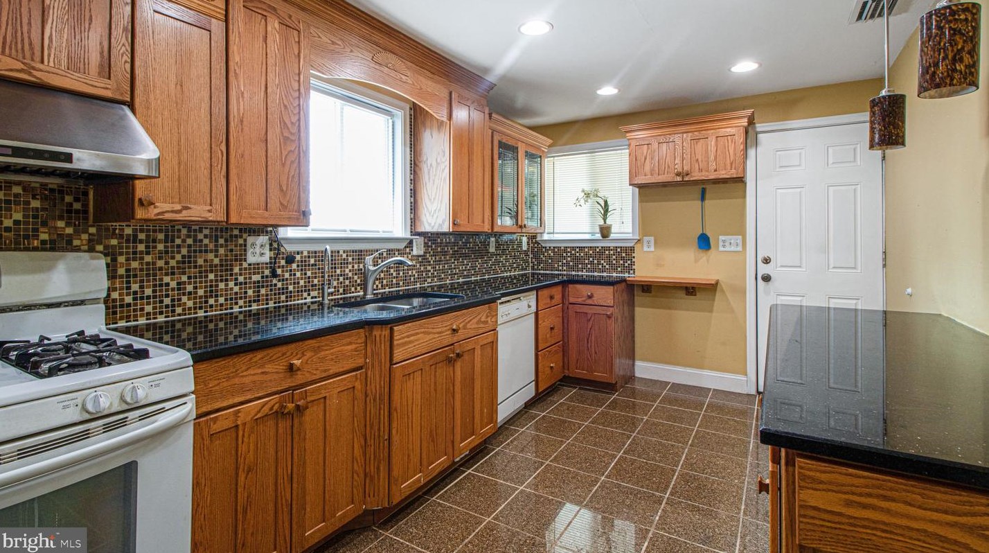 910 Prestwood Rd, Baltimore MD  21228-1223 exterior