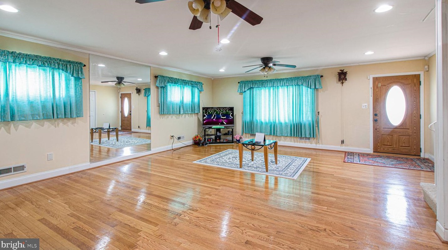 910 Prestwood Rd, Baltimore MD  21228-1223 exterior
