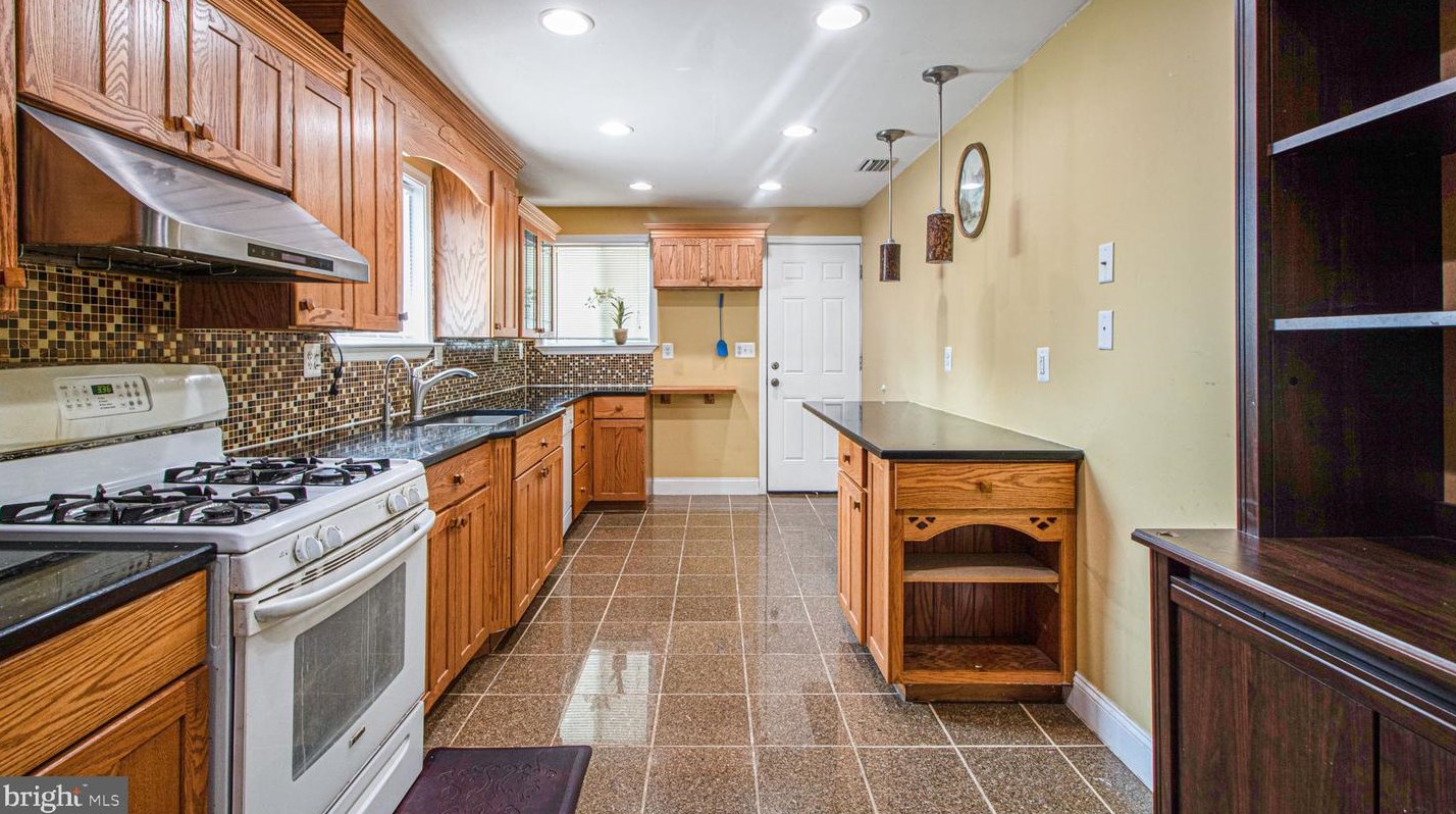 910 Prestwood Rd, Baltimore MD  21228-1223 exterior