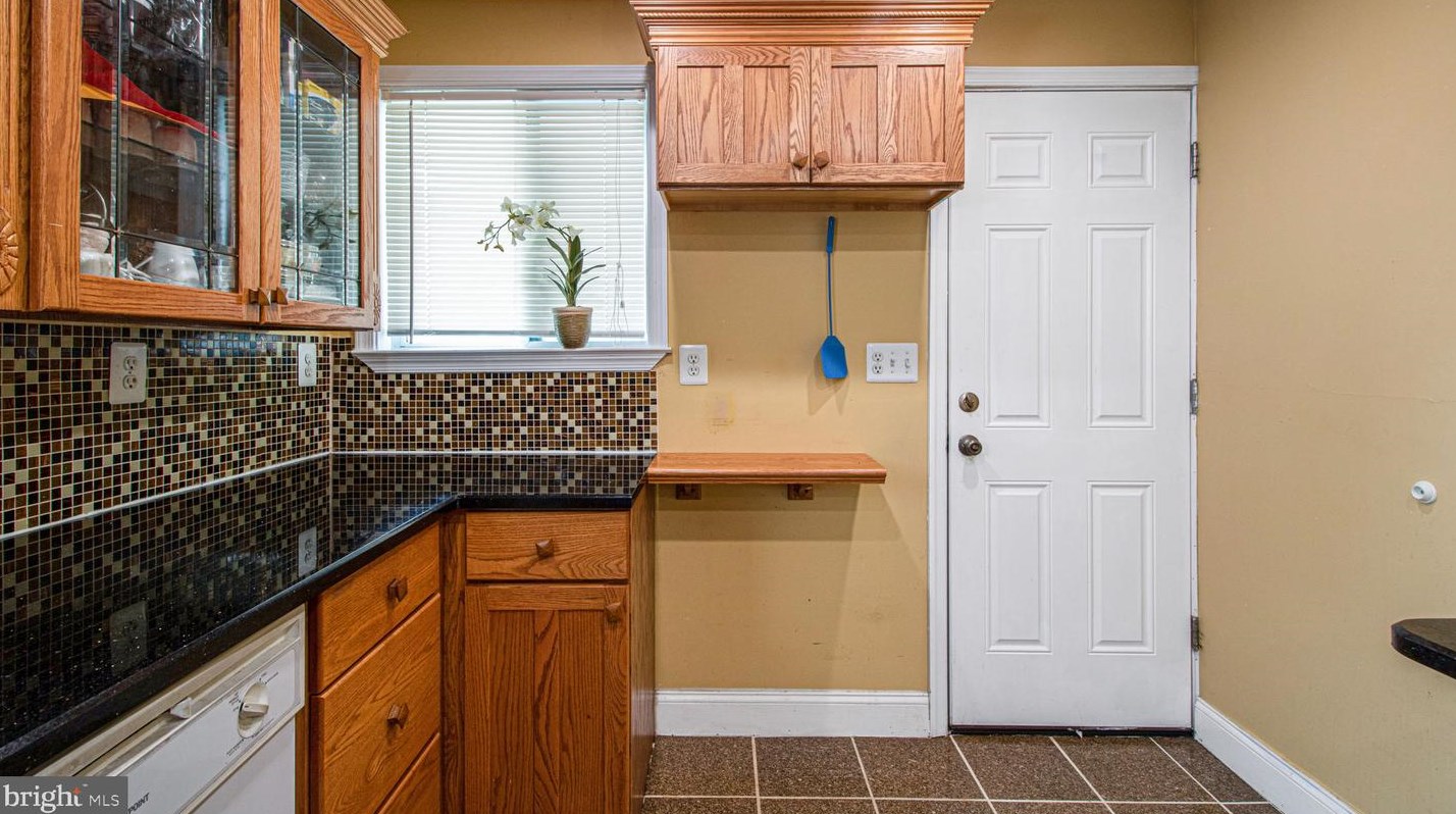 910 Prestwood Rd, Baltimore MD  21228-1223 exterior