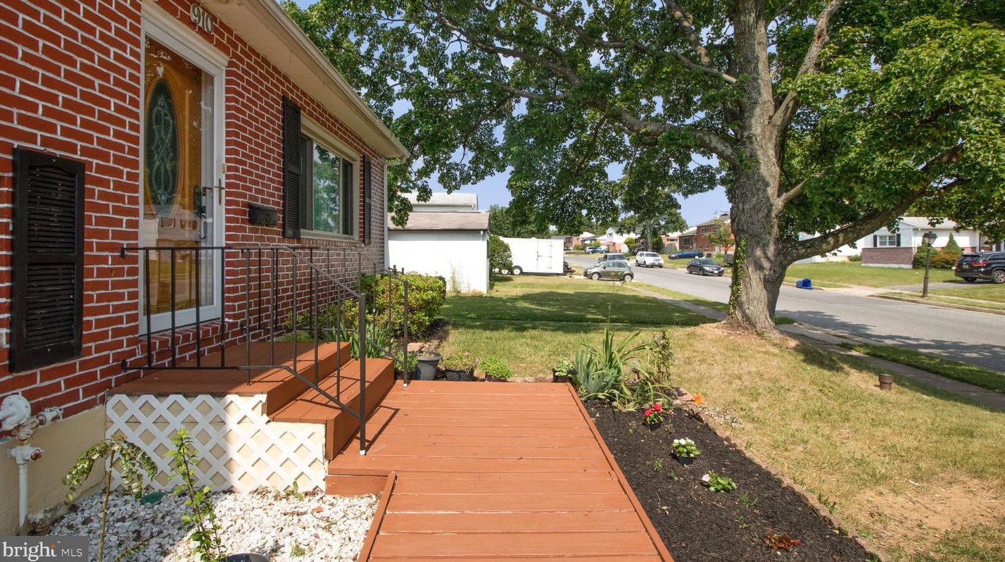 910 Prestwood Rd, Baltimore MD  21228-1222 exterior