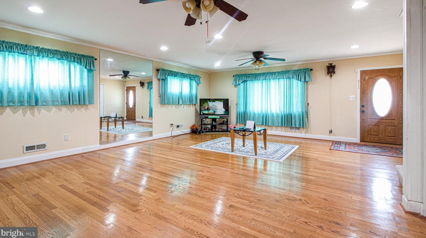910 Prestwood Rd, Baltimore MD  21228-1223 exterior