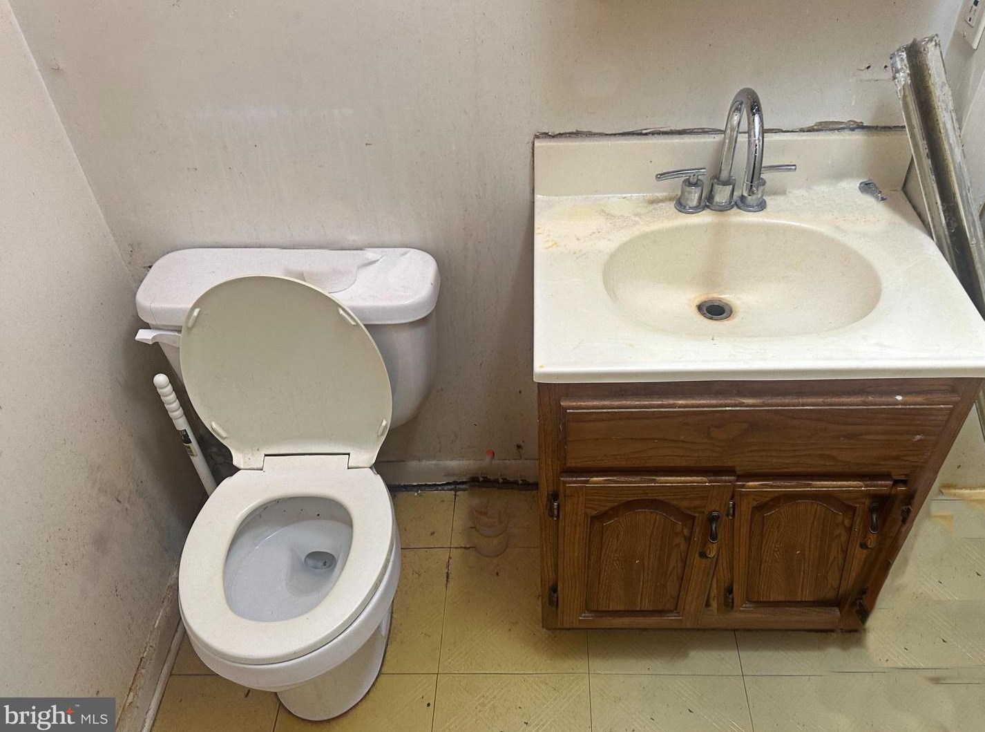 8146 Gray Hvn Rd, Baltimore MD  21222-3450 exterior