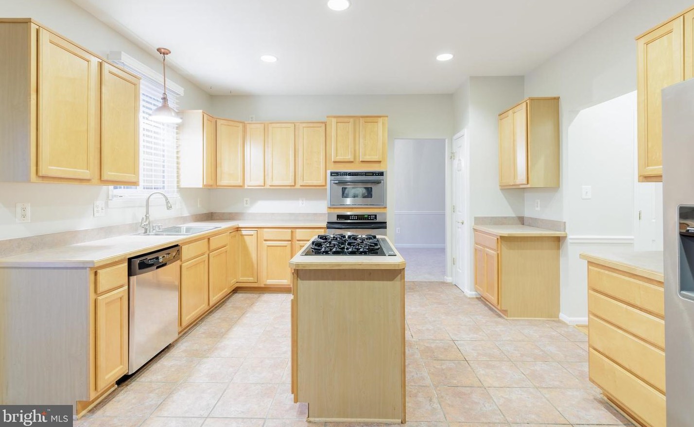 8205 Selwin Ct, Baltimore MD 21237-3363 exterior