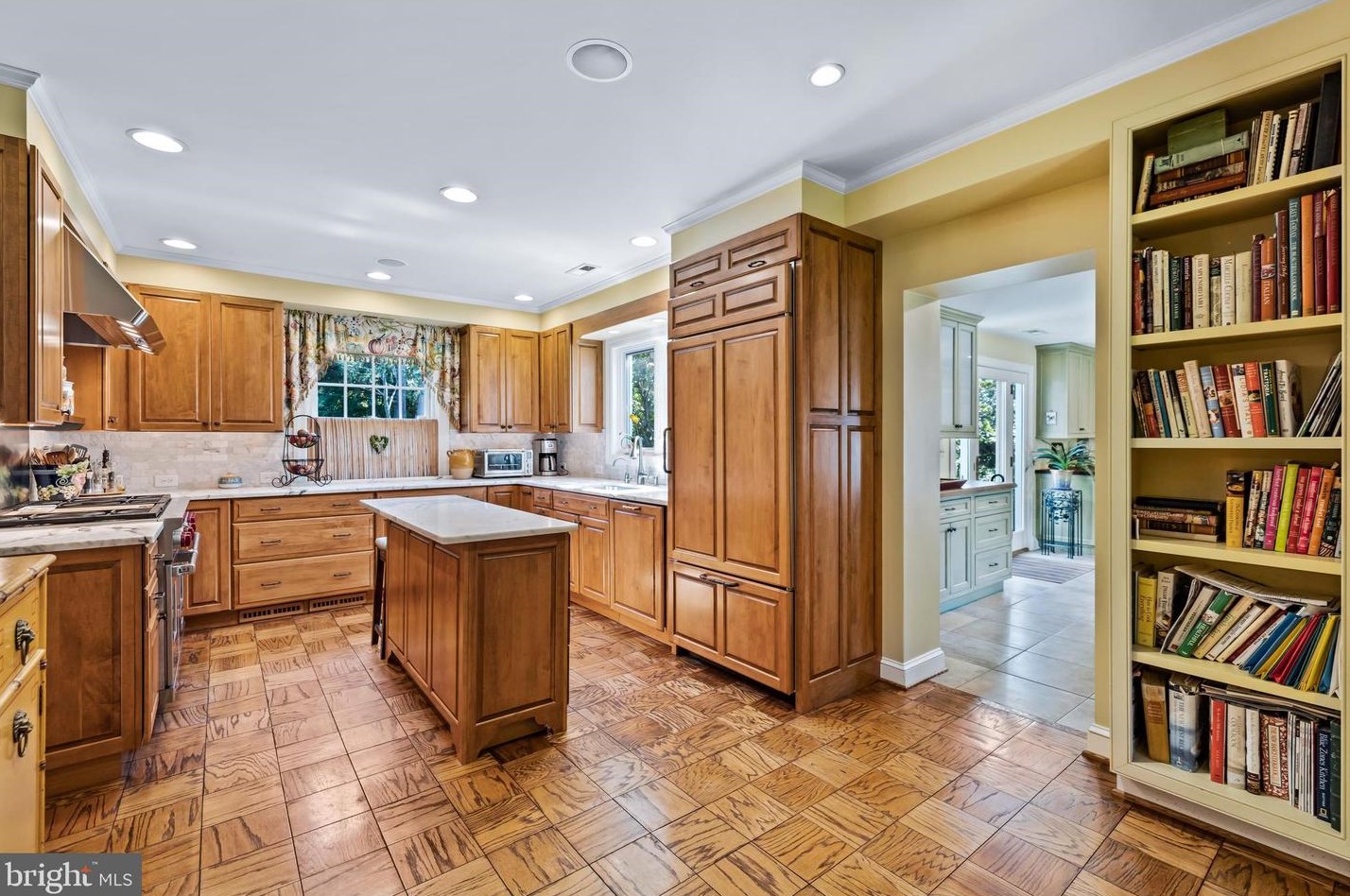 12 Meadow Rd, Baltimore MD 21225-2642 exterior