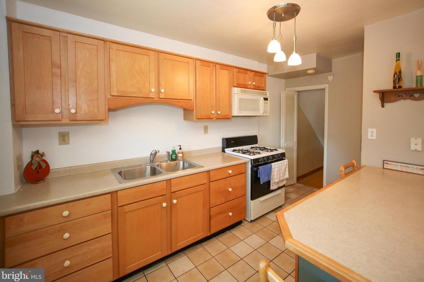 6107 Mt Rdg Rd, Baltimore MD 21228-2240 exterior