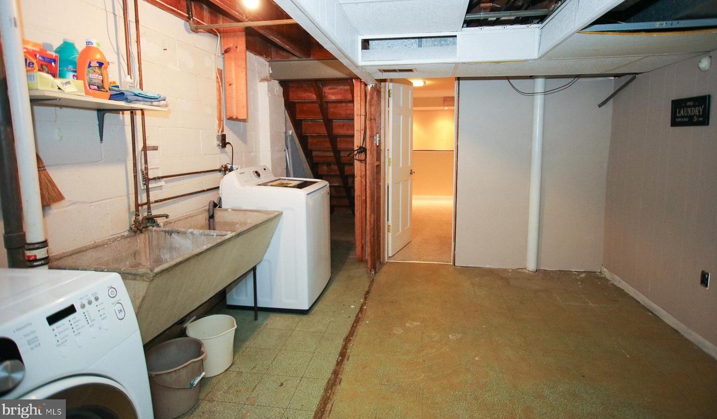 6107 Mt Rdg Rd, Baltimore MD 21228-2240 exterior