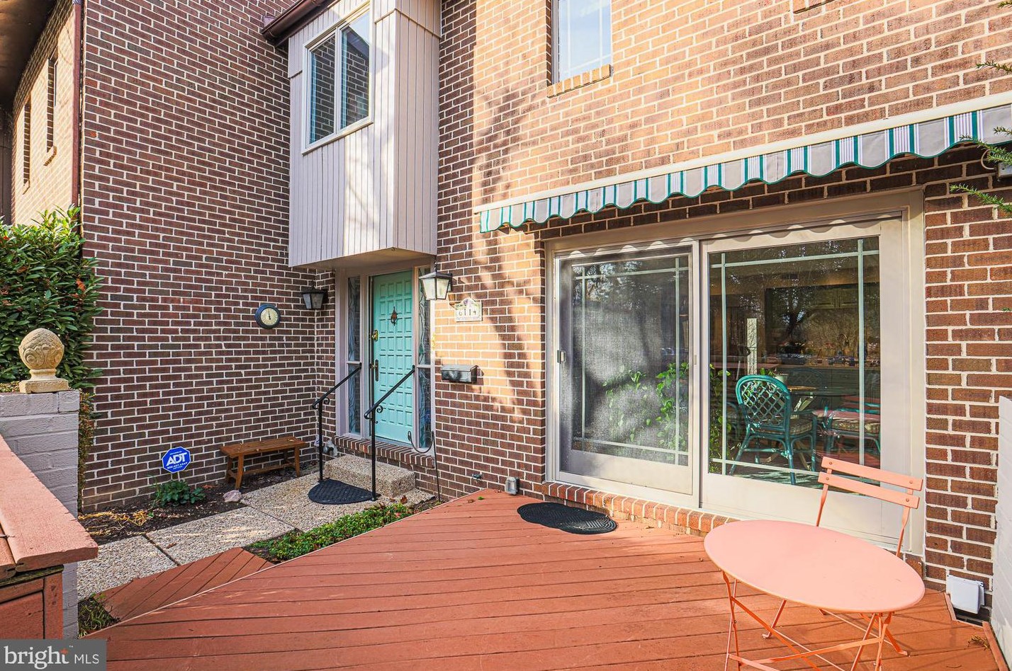 6114 Buckingham Mnr Dr, Baltimore MD 21210-1004 exterior