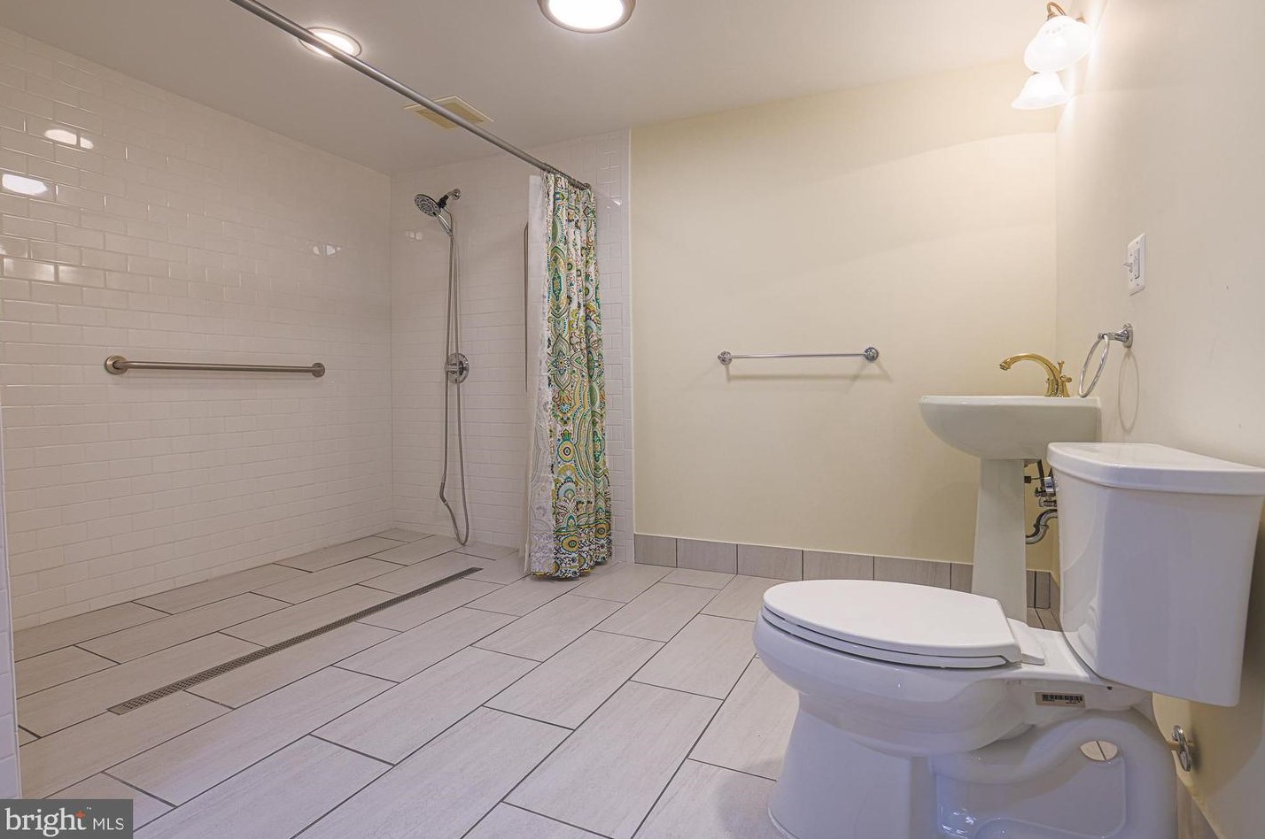 6114 Buckingham Mnr Dr, Baltimore MD 21210-1004 exterior