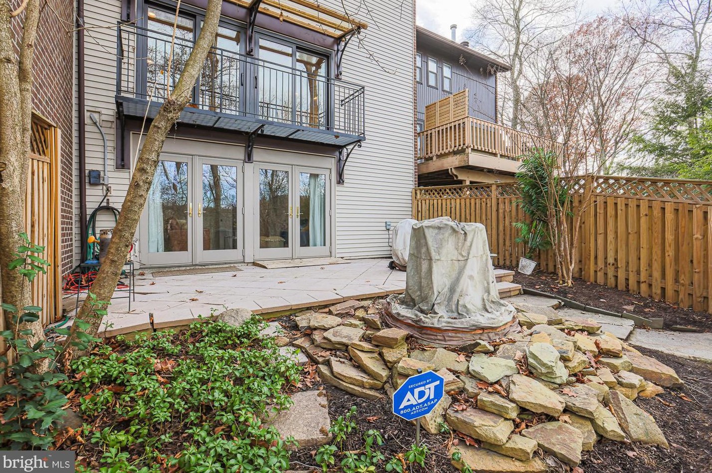 6114 Buckingham Mnr Dr, Baltimore MD 21210-1004 exterior