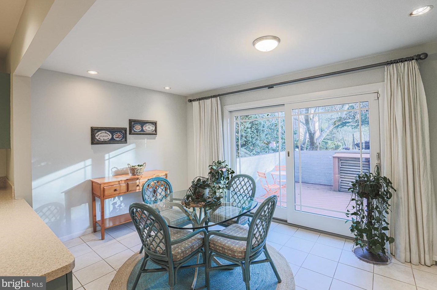 6114 Buckingham Mnr Dr, Baltimore MD 21210-1004 exterior