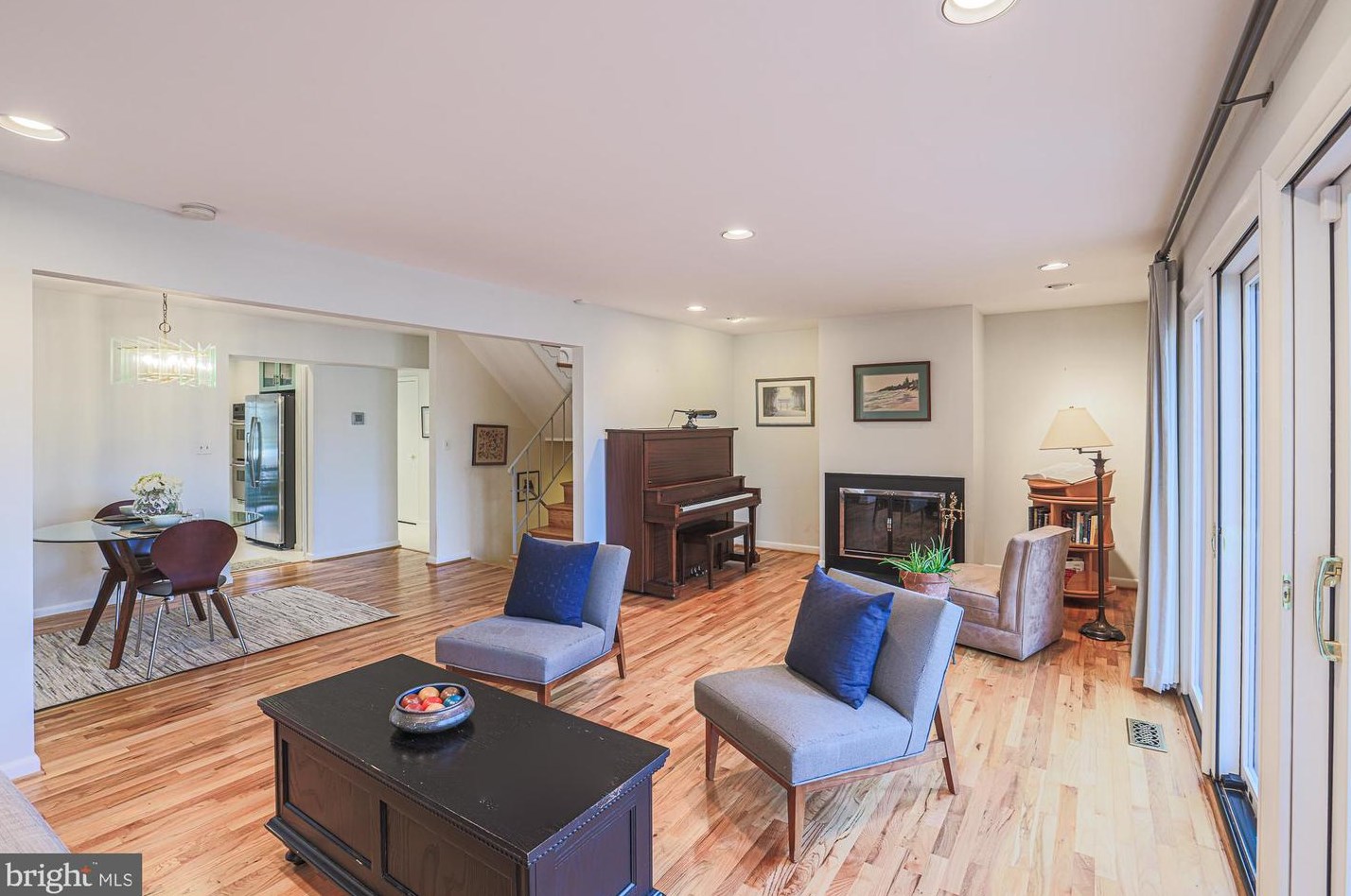 6114 Buckingham Mnr Dr, Baltimore MD 21210-1004 exterior